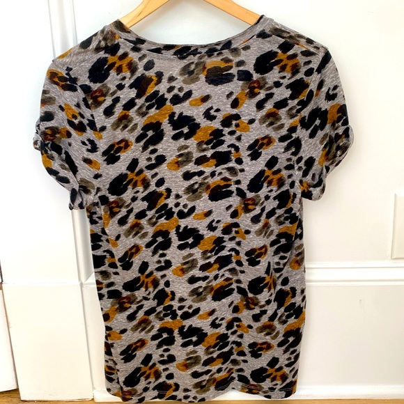 Anthropologie t.la Tee Shirt Size Medium Animal Print with V-neck and pocket - Picture 7 of 8